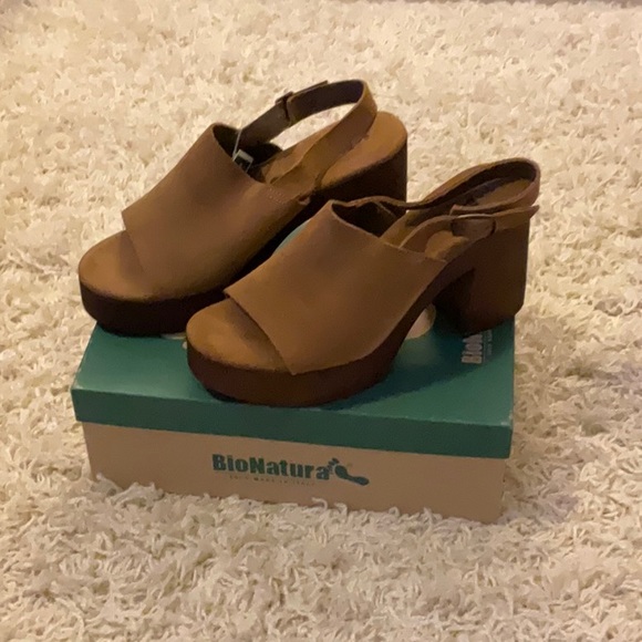 Wood look Platform Heel with padded insole, ankle strap and adjustable buckle. - Picture 4 of 4